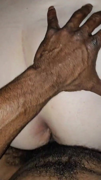 性感的大屁股白人美女和大黑屌主人的湿润阴户cummin在坚硬的鸡巴上玩后入