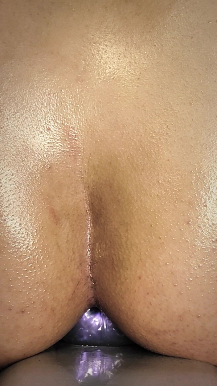 kandiKane: Gorąca brazylijska sissy dziwka shemale bili jej naoliwione kulki dupy...