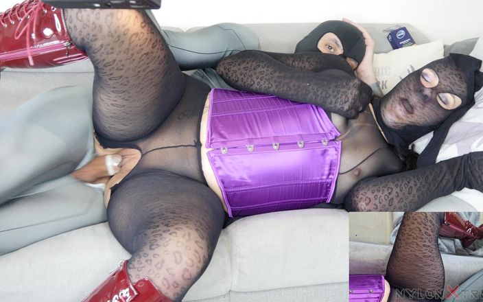 Nylon Xtreme: Katy kat lagi pamer memeknya pakai stoking nilon