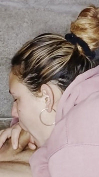 Olgun üvey annem döl boşalana kadar bana inanılmaz bir sakso çekiyor