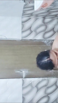 सुगंधा भाभी बाथरूम में छेड़ रही है