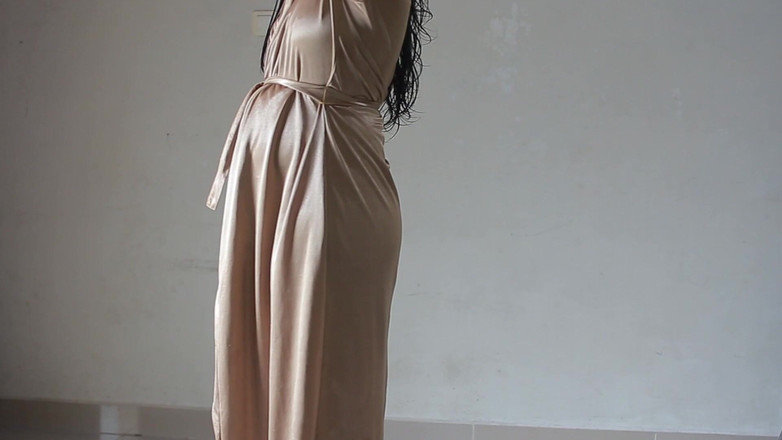 deafheaven666: Gaun satin kuning yang seksi banget