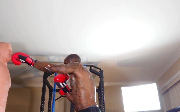 Hallelujah Johnson: 拳击锻炼阻力训练的主要适应包括稳定、肌肉耐力、肥厚