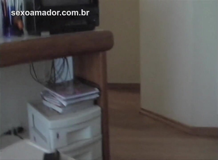 Amateurs videos: Adam ateşli inleyen zayıf kız arkadaşıyla seks filmi çekiyor