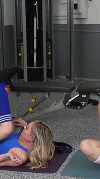 Zboczone ojczym ćwiczyć swoje, rozciągając swoje gorące pasierbice na siłowni