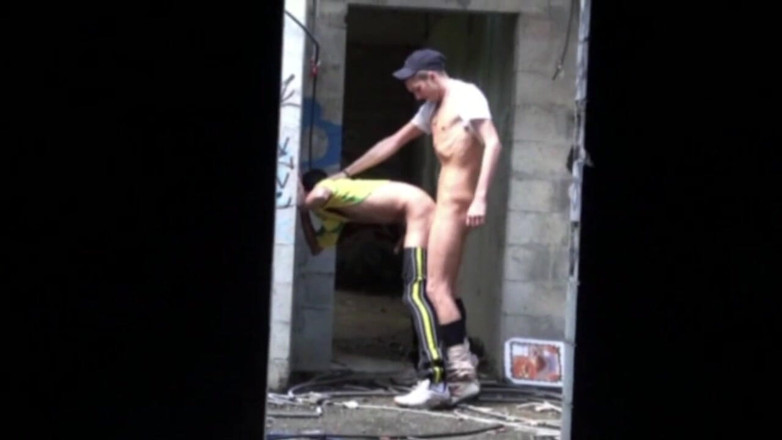 Gaybareback: Futbolcular partnerini ayrı bir yerde emiyor