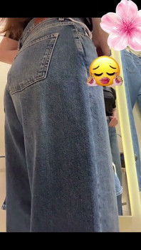 Experimentando Jeans Apertados No Provador - Quer Ser Meu Voyeur Secreto?