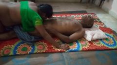 Desi palace: 年轻的印度妻子热口交和传教士性爱