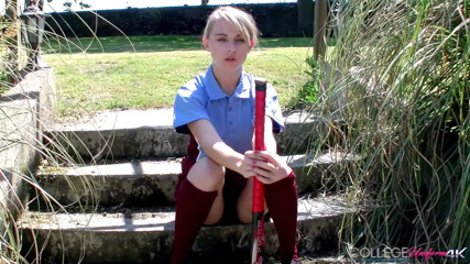 College Uniform: Hockeystick aftrekken met Chloe-speeltje