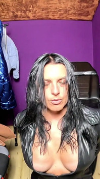 Dominantní kožená milfka whoopee polštář fetiš. Lesklý pvc zadek, hlasité prdivé zvuky a špinavé sezení