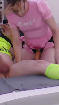 Britská MILF a DILF žabka pegging a šukání velkého ptáka bez sedla