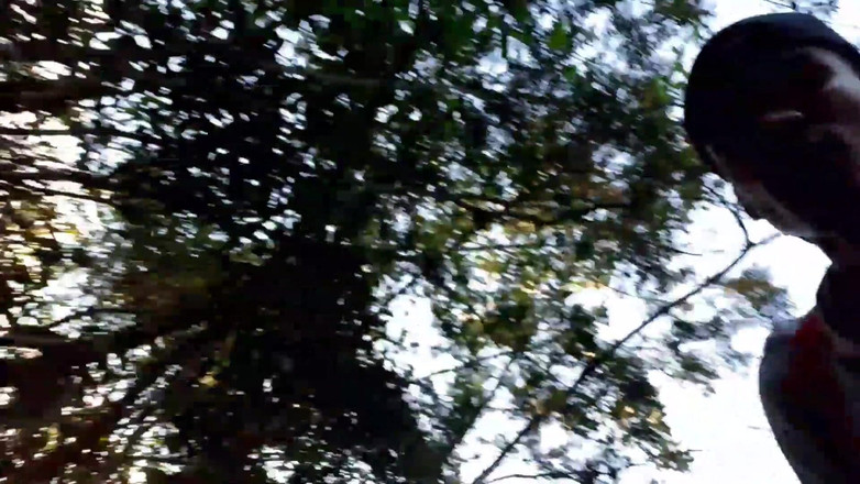 vergar4_daviid: 걷는 동안 자지를 보여주는 젊은 노출증