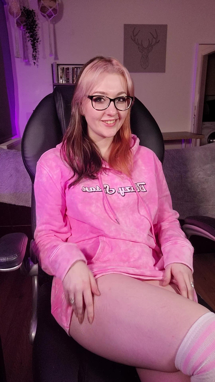 Em Yang: Tesão meia-irmã quer seu pau em todos os sentidos