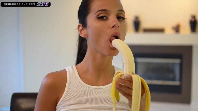 RealBadGirls: Real mala chica traviesa da mamada Janessa Brasil sin cortar