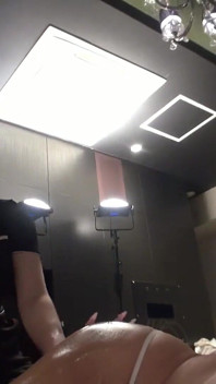 H Cup verleiding. Sensuele oliemassage duwt een prachtige schoonheid voorbij haar grenzen