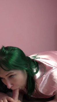 Stoute masseuse Lizzie slikt een pik