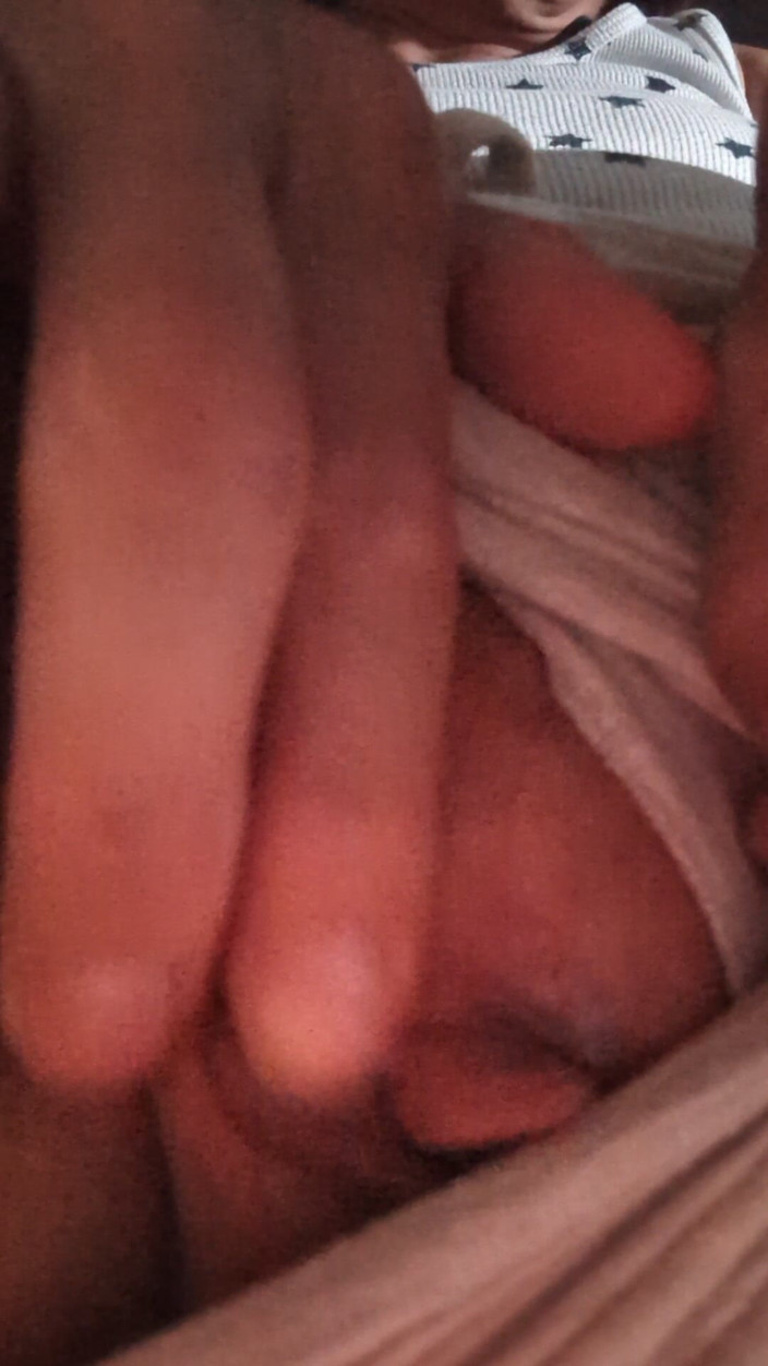 Jamponie Sexy Hot Milf: Sneak a Peak MILF GILF Pussy Finger Play Solo