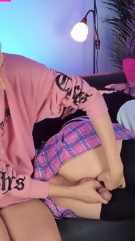Twink fille et femboy - branlette avec éjaculation épique