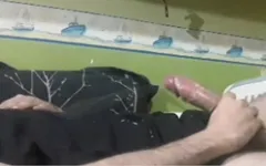 Fuerte masturbación follando mi mano con la punta de mi gran polla en un show privado en Skype
