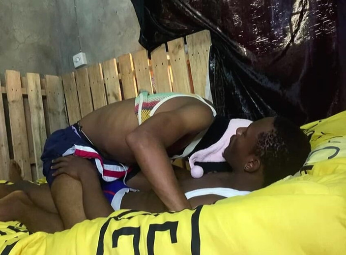 Stilesbhalifa1: College pojkar knullar inomhus (förspel)