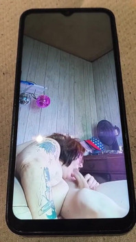 下流荡妇看着她自己的色情片在她喉咙深处的鸡巴上啪