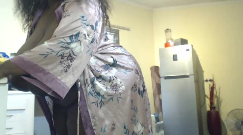 Legendary Booty Overdose: Velká kráska škádlí a předvádí své sexy křivky