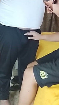 Linda chica en primer plano detallado con su novio en hotel