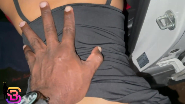 Bruna Santiny Hetero: 我逗弄这个混蛋，直到他停车，狠狠地操我，最后射在我小嘴里