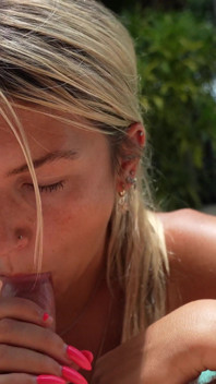 18-jährige neusemesterin gibt ihrer freundin einen blowjob im pool!