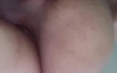 A buceta muito molhada de Lily é realmente recheada por um pau enorme, esposa tem multi-gasms