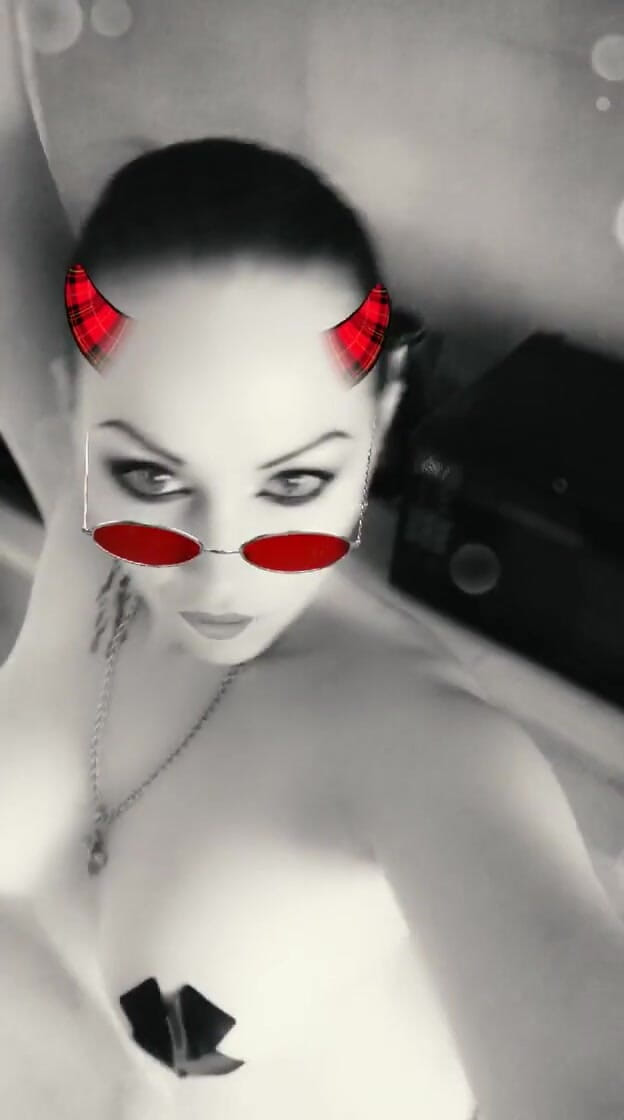 Goddess Misha Goldy: Guarda quelle tette perfette...