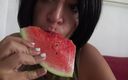 Stepmom Susan: Nadržená francouzská Beurette s přírodními kozami jí šťavnatý meloun