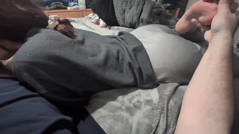 Mimiandevan: Bermain dengan kaki isteri semasa blowjob sudut pandangan pertama