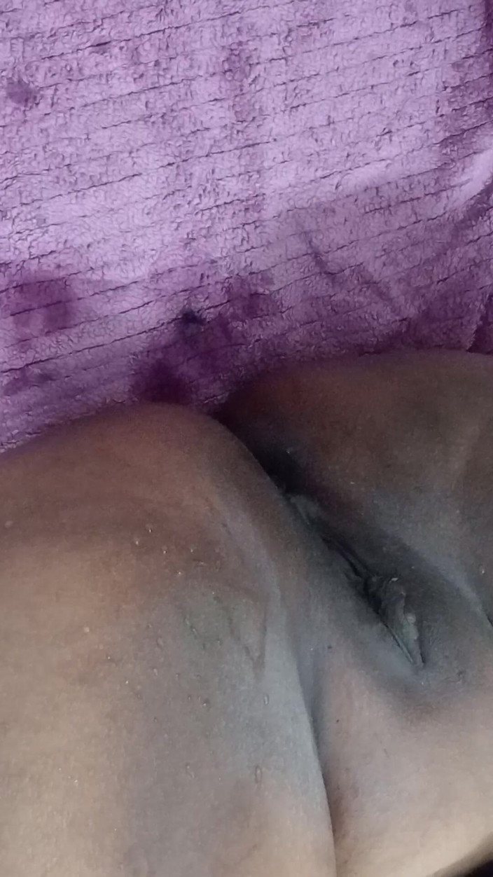Benita sweety: Pussy Shaving and Water Wash Hot Talk