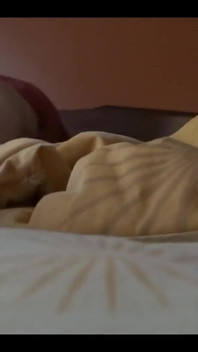 Mi esposa hermosa descansando, ella se despierta muy emocionada, nos masturbamos y la follo duro