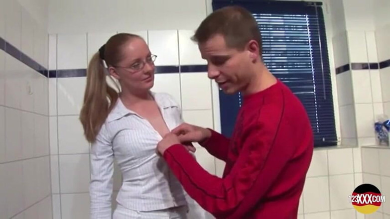123XXX - 100% Amateurs: Rubia de culo gordo de Alemania rociando sus tetas
