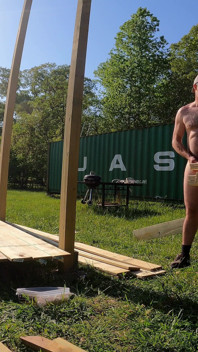 Nacktes Bauen auf dem Grundstück