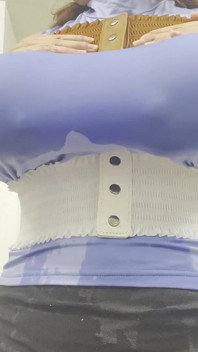 巨乳の痴女おっぱいはセーターの下に縛られています