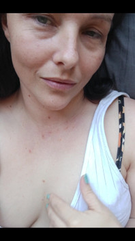 只是以为你想要快速看我的胸部