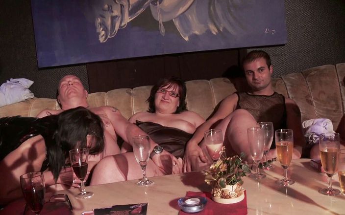 Mature Climax - 100% Mature Videos: Trevlig fest blir vild och varm