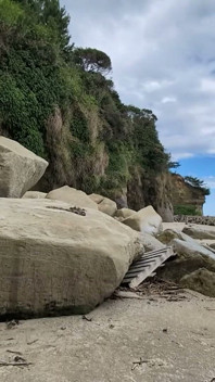 Schlanke verheiratete schönheit, von ihrem ehemann erwischt, eine strandflucht macht eerie an einem unerschütterlichen ort