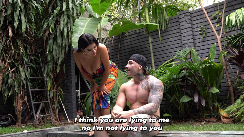 Issane: Macecha a nevlastní syn spolu milují v bazénu, zatímco jejich...