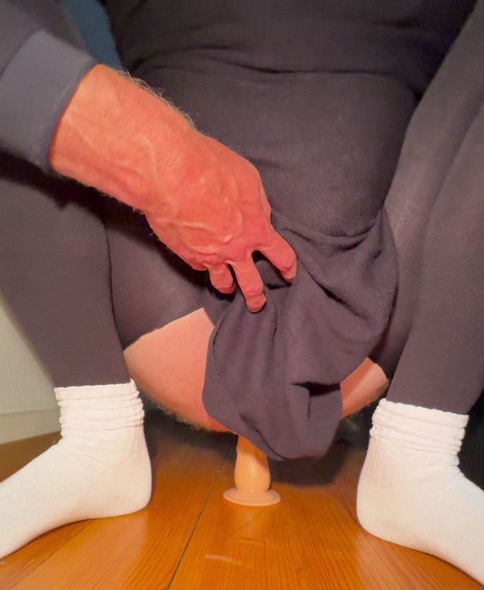 NylonFun: Ocas pod šaty. Bílé ponožky a černé legíny.