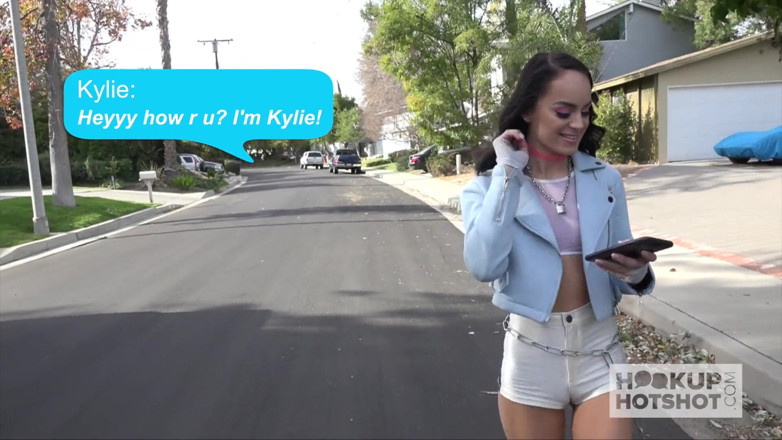 Hookup Hotshot: La calda mora Kylie Martin si frequenta con un ragazzo...