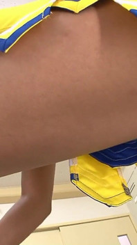 핫한 갱뱅에서 털이 무성한 보지를 시오후키하는 일본 치어리더
