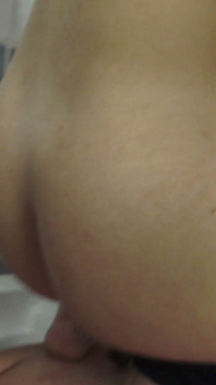 Loiras duplas escravas de nylon enfrentam consolo, mijo!