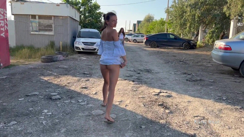 Кэти Вест: Две девушки заходят без трусиков и показывают киски