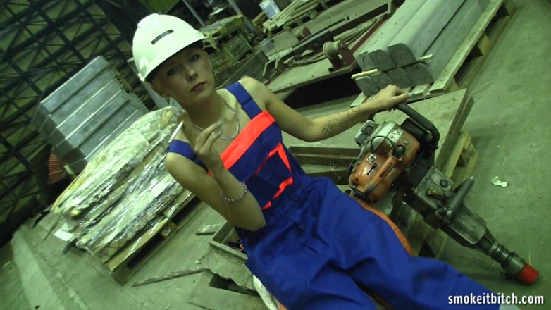 Smoke it bitch: Une travailleuse blonde mince à l'usine prend sa pause pour un...