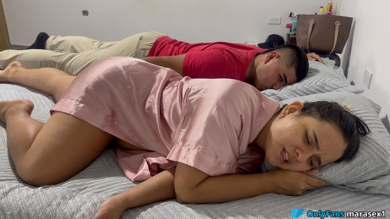 MaRaSexx: Cowok ini ngentot ibu tirinya di kamar hotel