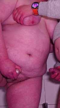 Ma Belle-mère M’a Surpris Sous La Douche - Nous Avons Tous Les Deux Squirté De Façon Incontrôlable